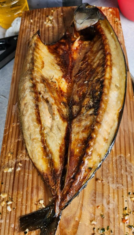 杉板の上で焼いたサバの開き