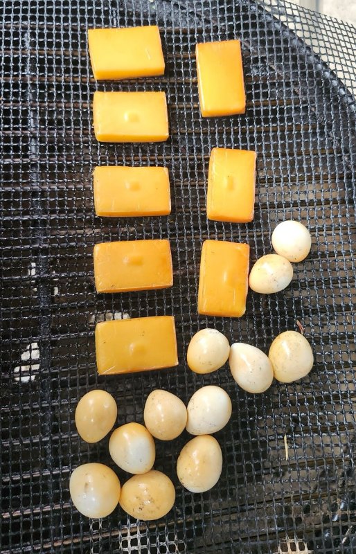 網の上に並んだチーズとうずらの卵