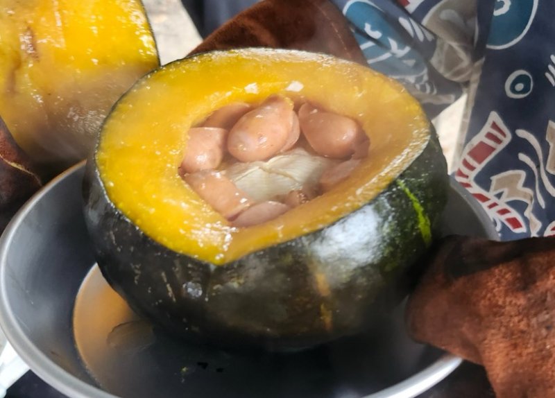 中身を詰めて焼いた丸ごとのかぼちゃ