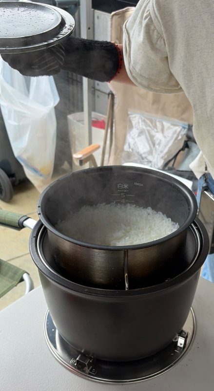 かまどの内釜に炊き上がった白いご飯