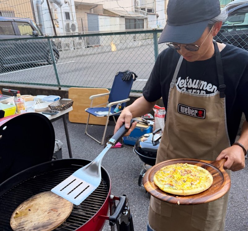 焼き上がったピザを、板にのせて