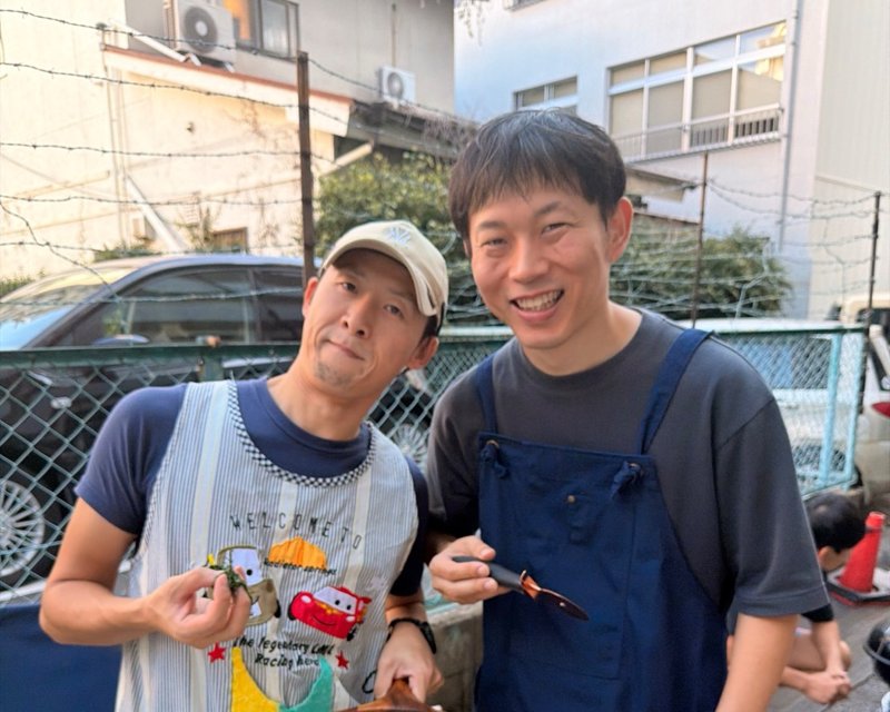 焼き上がったピザを手に、ペアで