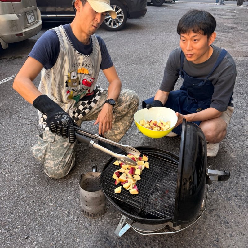 切ったポテトを、自分でグリルへ