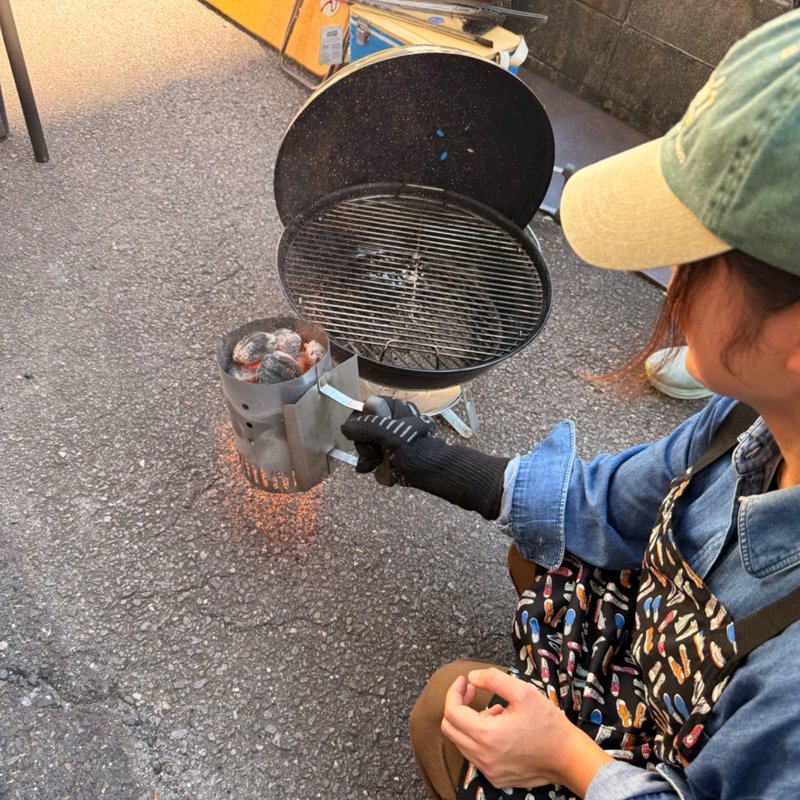 自分で火起こし器に火を入れる受講生