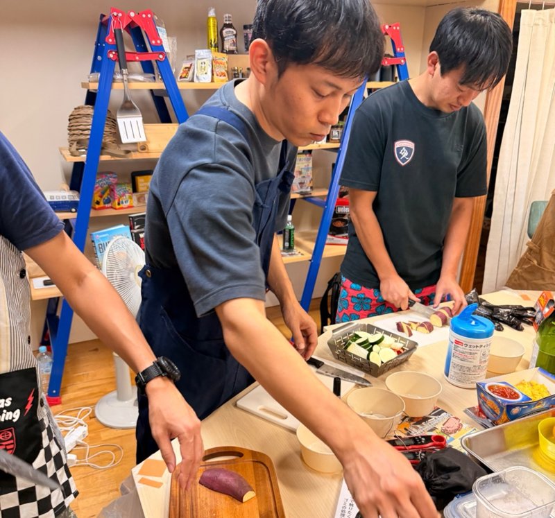 中で、自分たちで野菜とポテトを切る