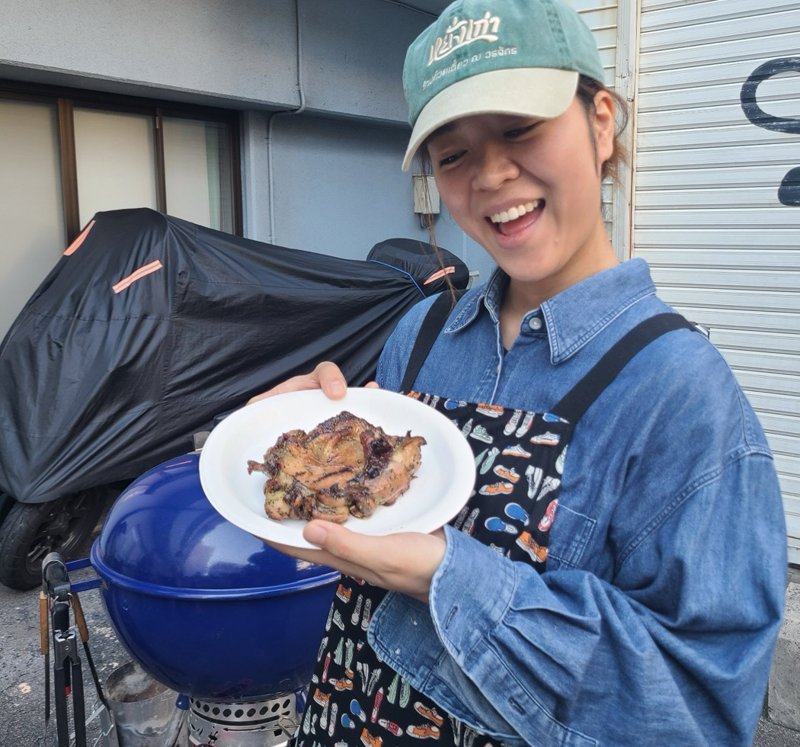 焼き上がったチキンを手に、満面の笑み