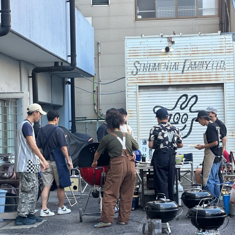 大須の会場。グリルを並べて、外で焼く
