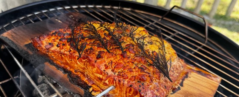 杉板の上にローズマリーと一緒にのせて焼くサーモン