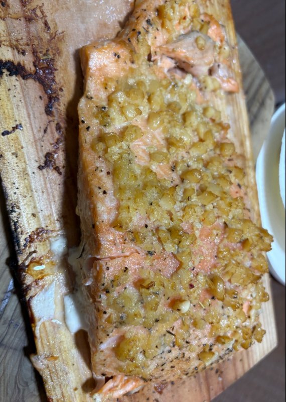 木の板の上で焼かれたサーモン