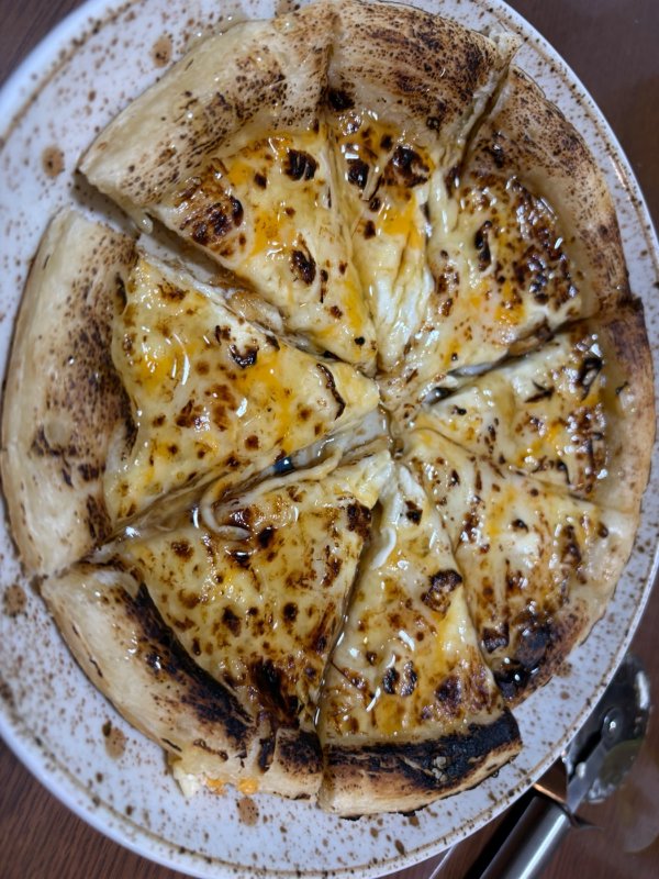 皿の上で焼き色のついたチーズ