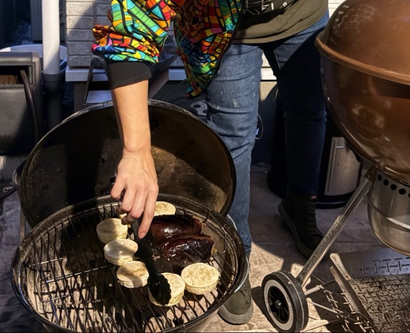グリルの網の上で大根を焼くところ