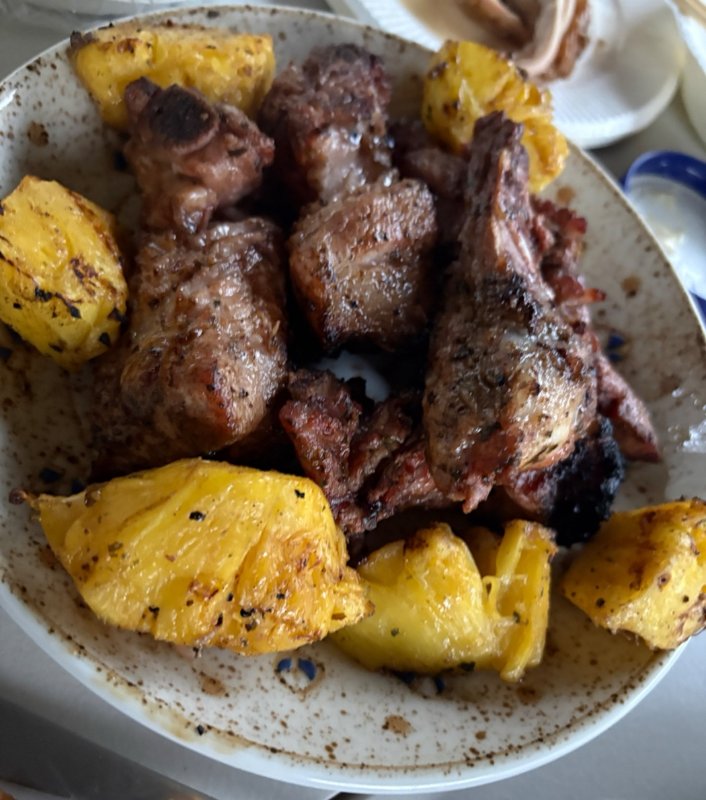 皿に盛られた焼いた肉とパイナップル