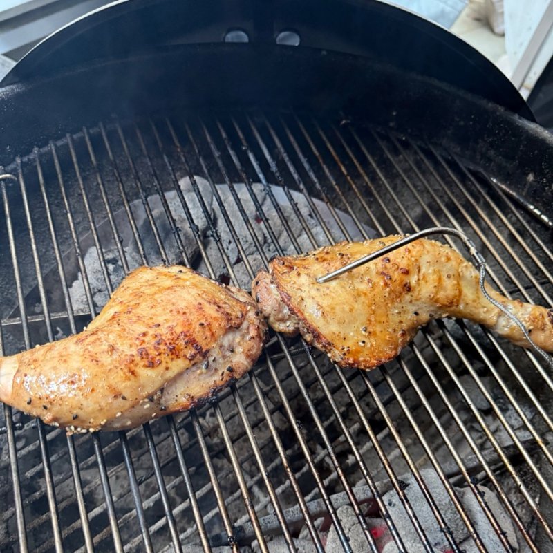 グリルの網の上で皮に焼き色がついた鶏もも