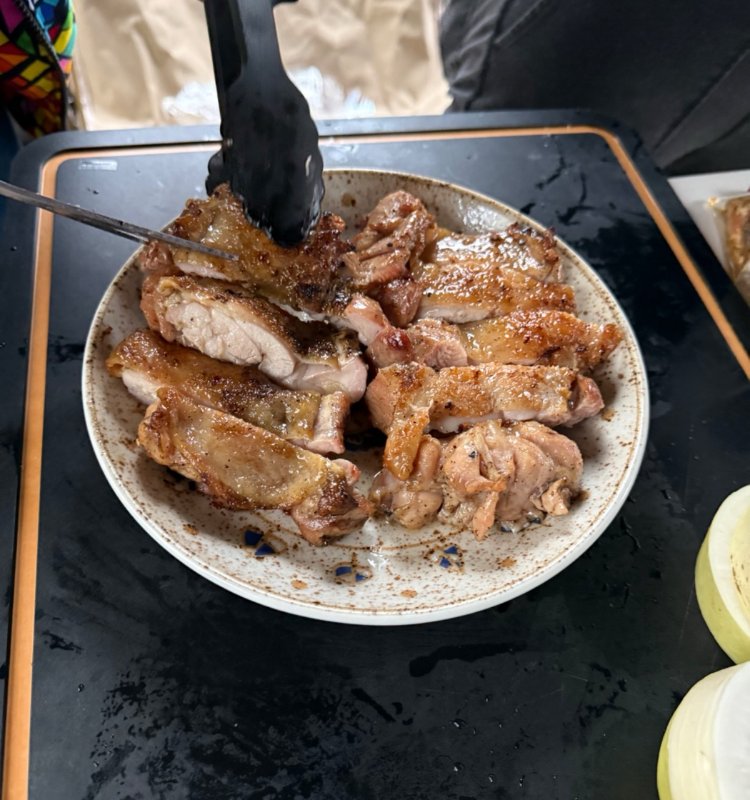 皿の上で切り分けた焼いた鶏肉