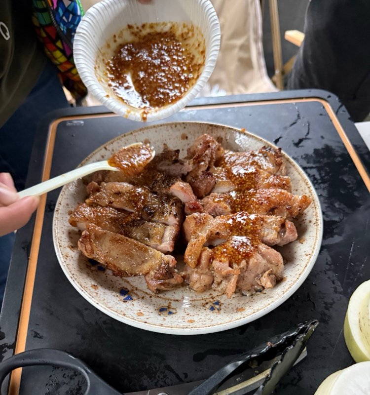 焼いた鶏肉にハニーマスタードをかけるところ
